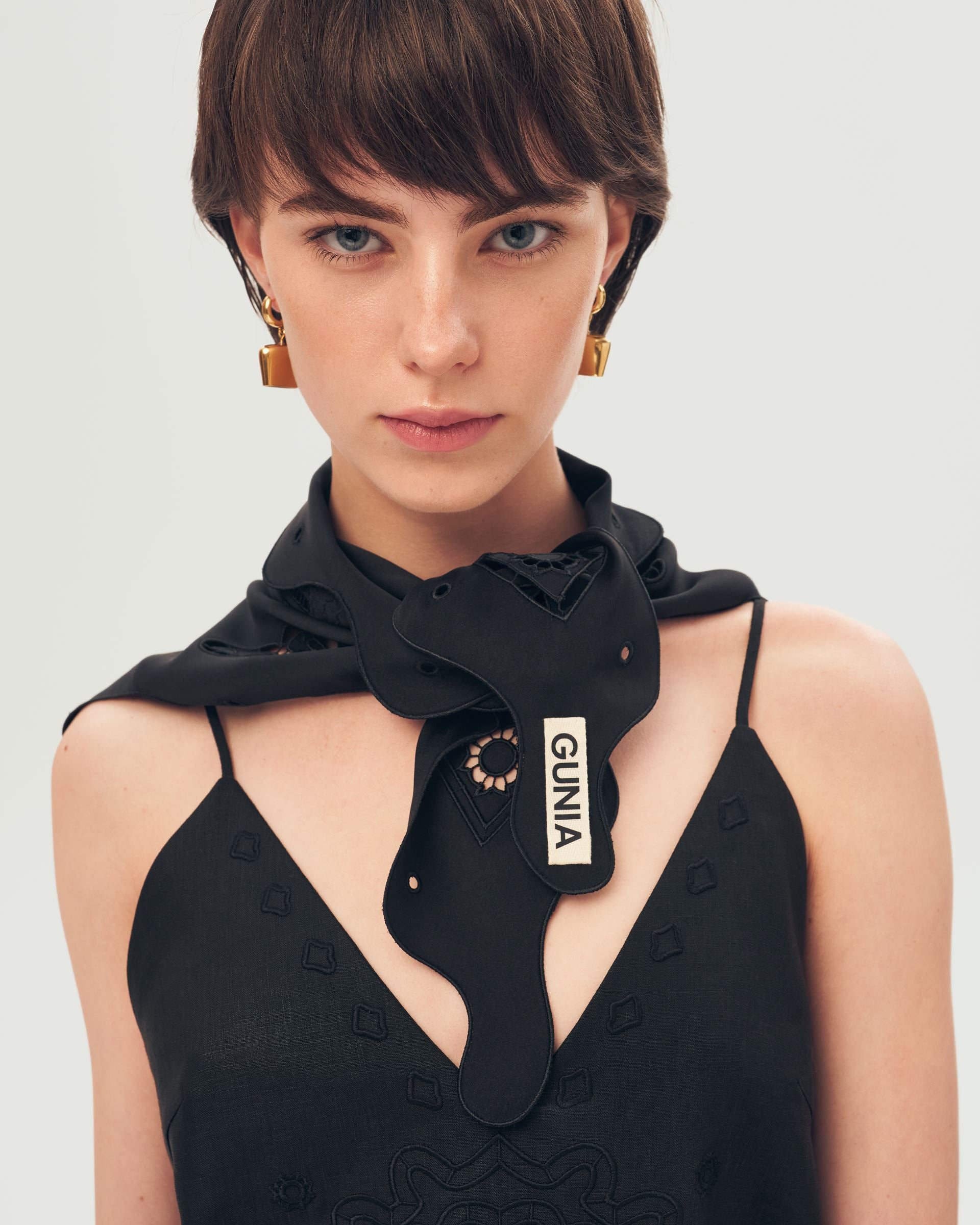 Чорна шовкова хустка-витинанка