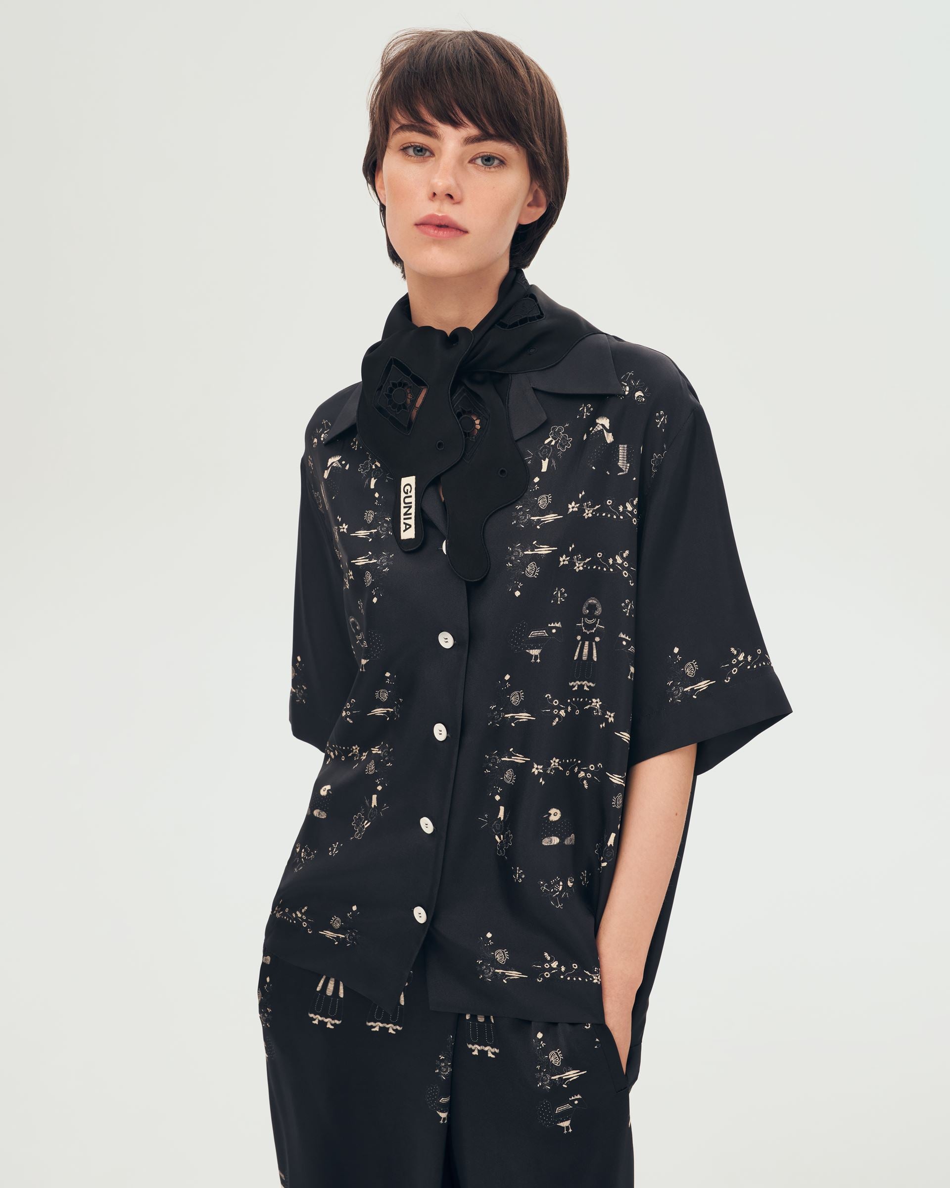 Чорна шовкова хустка-витинанка