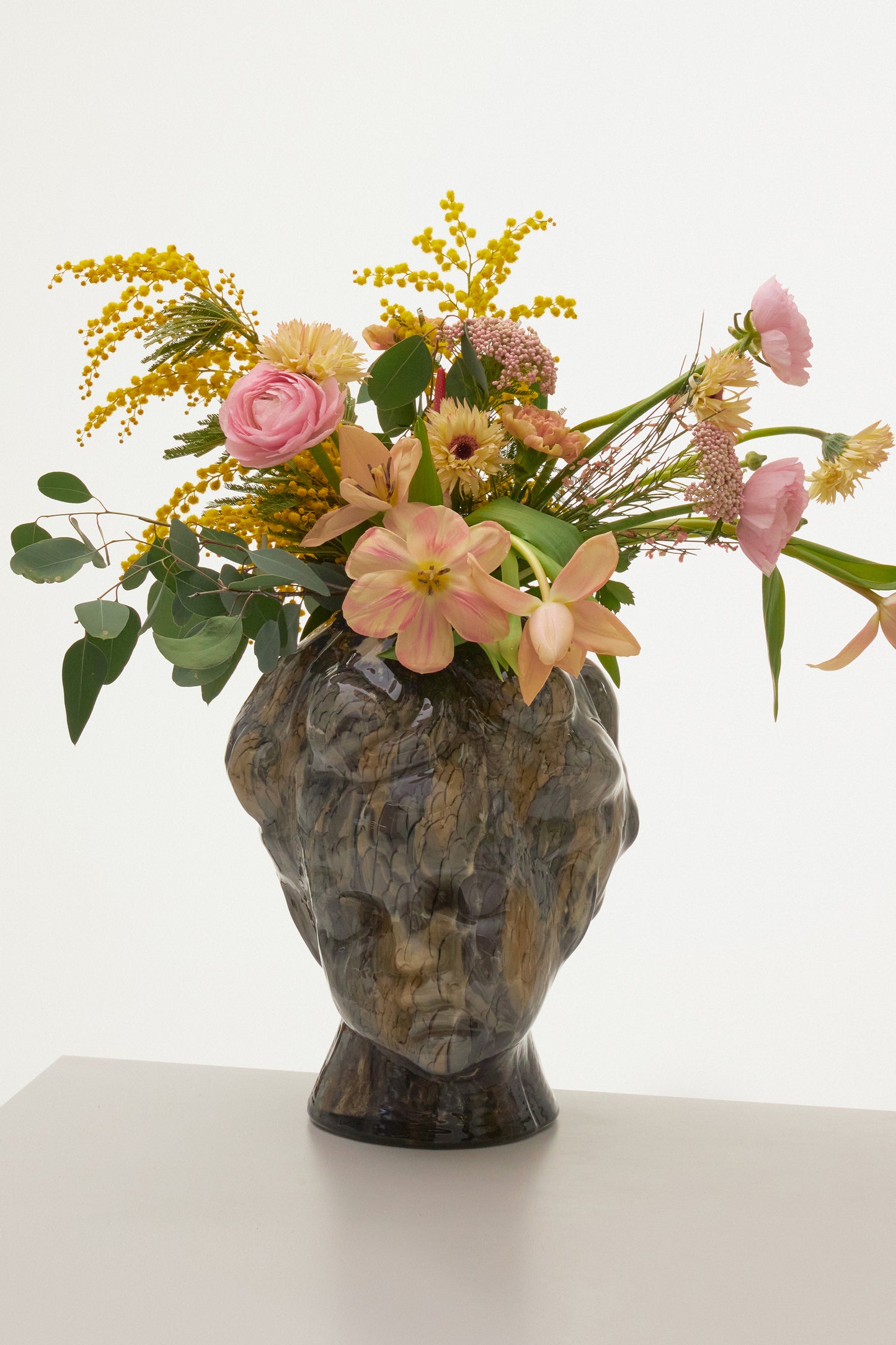 Vase Atlas in Gray