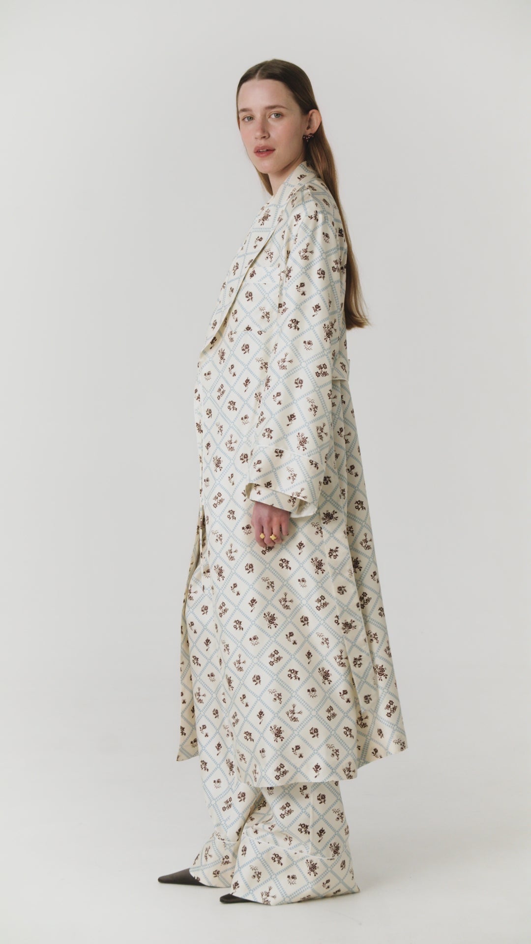 Шовкові штани з принтом Ружа в молочному фото